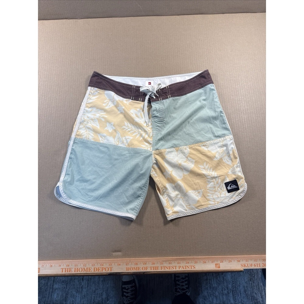 Men's Quicksilver Board Shorts Color Blocked Design Swim Trunks Size 32